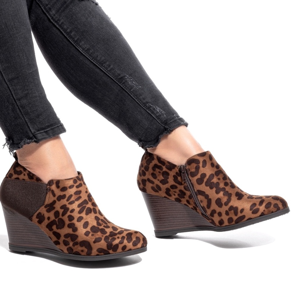 NWOB ✅ PIERRE DUMAS ⭐️ Leopard Print Wedge Ankle Booties
